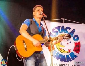 Roger Ribeiro transforma mais de 20 anos de música em carreira marcada pelo forró, poesia e referências nordestinas